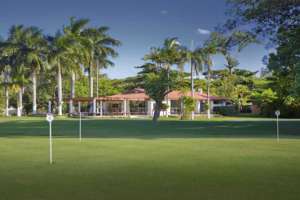 No Guarujá Golf Club o putting green fica ao lado dclubhouse.