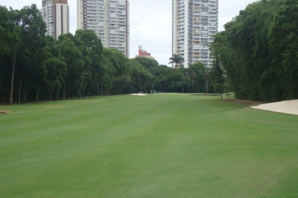 Fairway no Campo de Golfe do Sao Paulo Golf Club.