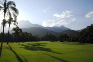 Fairway no Campo de Golfe do Frade Golf Club em Angra dos Reis.