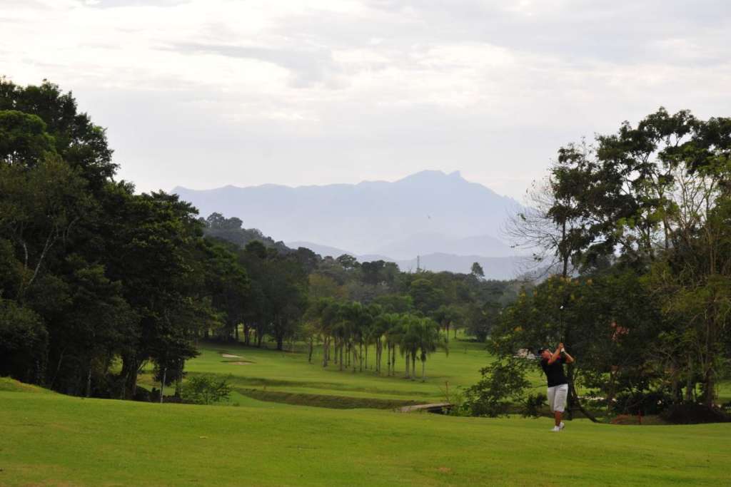 Experimente a natureza pura no Frade Golf Club em Angra dos Reis.