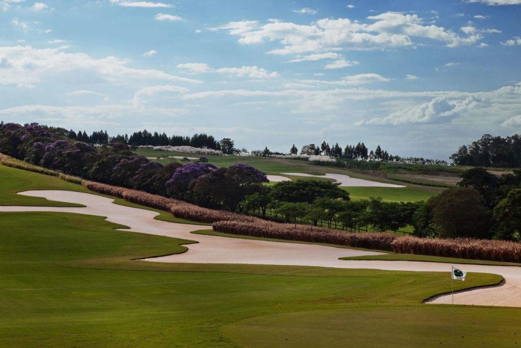 Fairway e Bunker do Randall Thompson Campo do Golfe do Fazenda Boa Vista Golf Club.