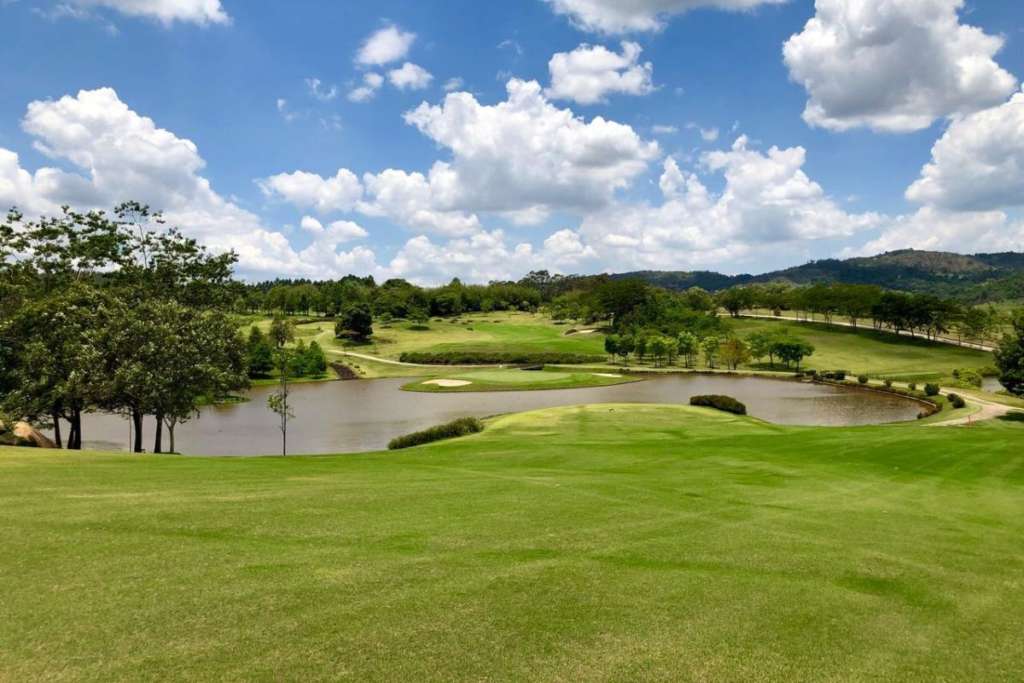 Lago no Campo de Golfe do Fazenda Guariroba Golf Club.