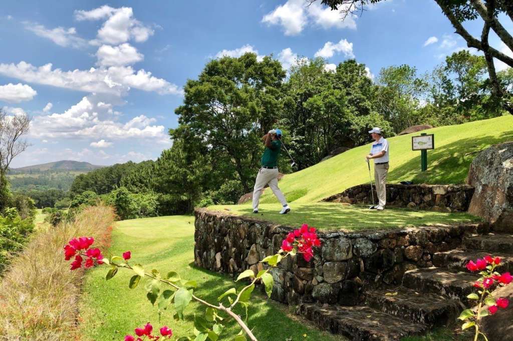 Teeshot no Campo de Golfe do Fazenda Guariroba Golf Club perto do Campinas.