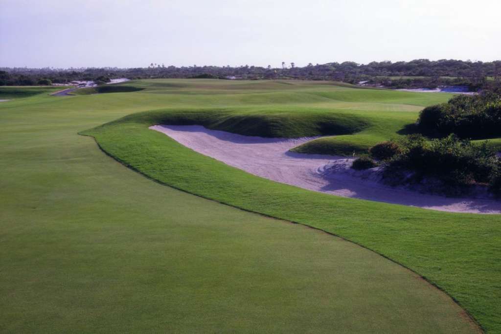 Dogleg no Campo de Golfe do Iberostar Praia Forte Golf Club.