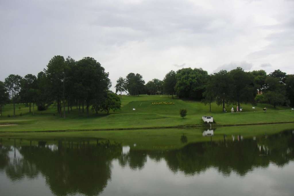 Lago no Campo de Golfe do International Golf Club 500 emGuaratingueta.