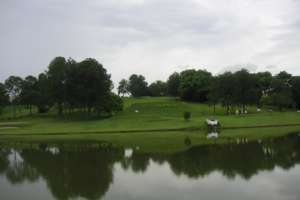 Lago no Campo de Golfe do International Golf Club 500 emGuaratingueta.