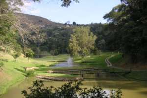 Natureza pura no campo de golfe Petrópolis Golf Club, no estado do Rio de Janeiro.