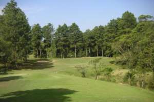 Dogleg no Campo de Golfe Riacho Grande Golf Club, antigo Golden Lake.