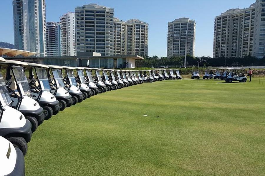 Carts do olimpico campo de golfe em Rio de Janeiro.