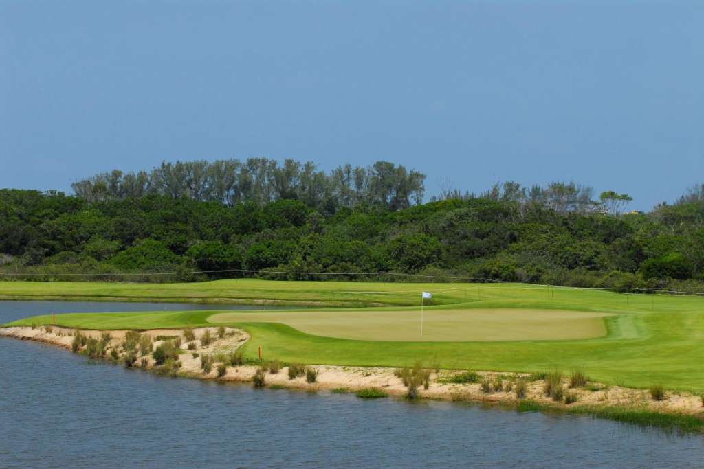 Lago do Olimpico campo de golfe em Rio de Janeiro.