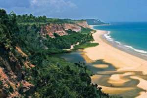 Vista da praia do campo de golfe do Terravista Golf Club próximo a Trancoso.